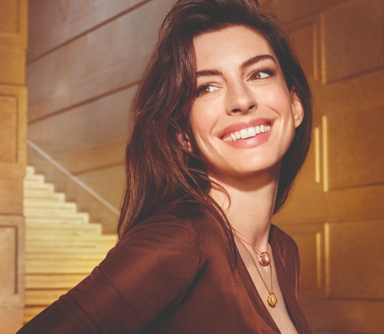Anne Hathaway estrela campanha de final de ano da Bulgari