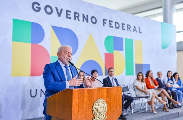 Lula sanciona lei que declara o Dia Nacional do Zumbi e da Consciência Negra feriado em todo o Brasil
