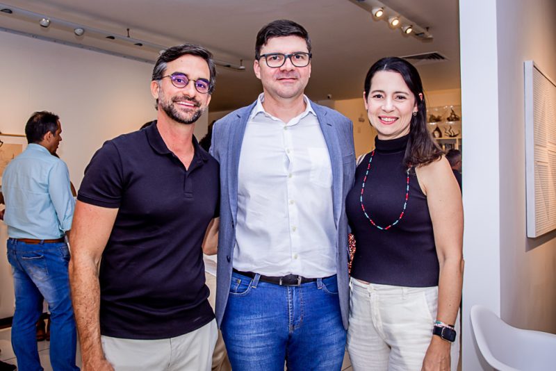 Sessão de autógrafos - Rhaina Ellery comanda lançamento do seu livro “Mas não guardo rancor” na Galeria Multiarte  