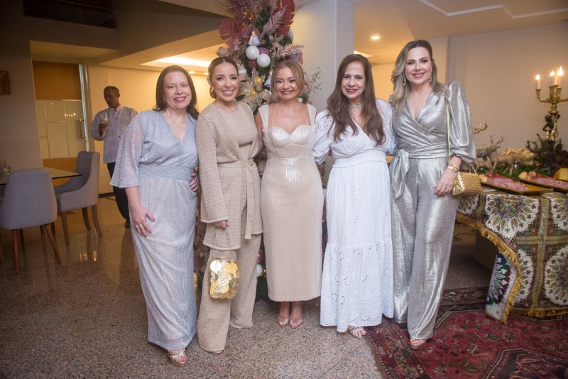 Confraternização - Ana Cristina Camelo reúne amigas em seu alinhado endereço para o tradicional Natal do Abraço