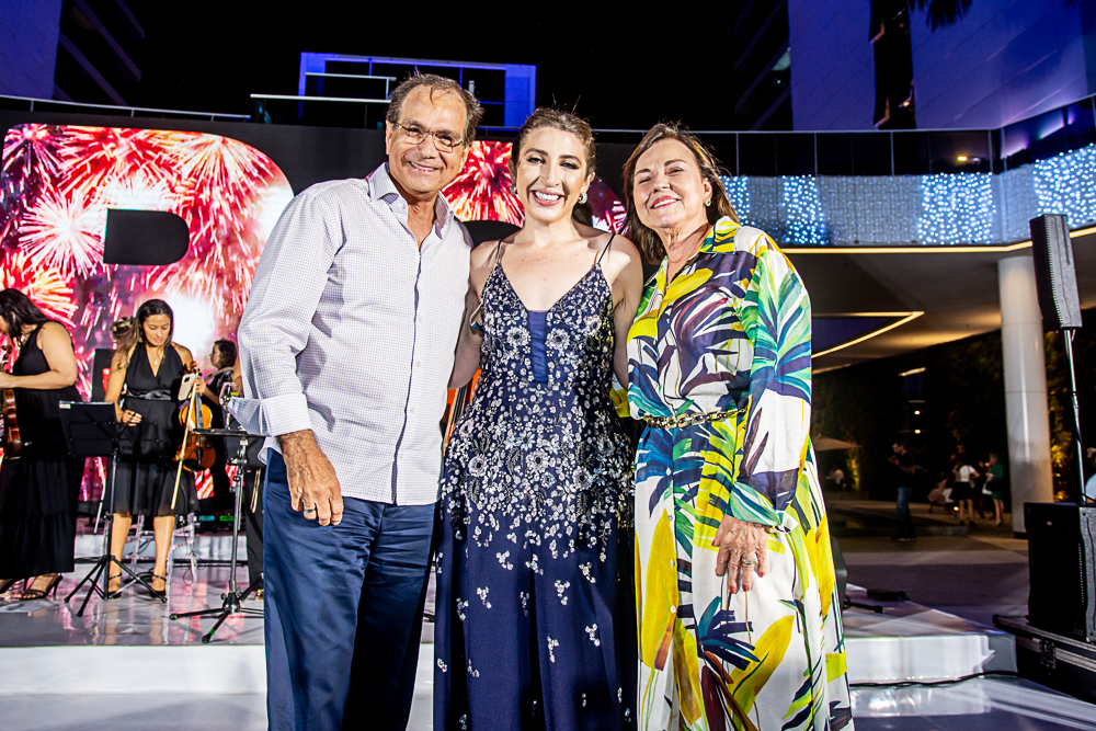 Vivian Fernandes solta a voz e encanta o público ao interpretar clássicos do cinema durante BS Christmas