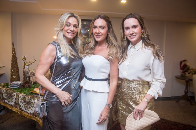 Confraternização - Ana Cristina Camelo reúne amigas em seu alinhado endereço para o tradicional Natal do Abraço