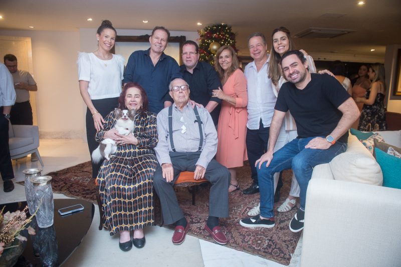 Jingle Bells - Júlio Ventura abre as portas de seu alinhado endereço e reúne amigos e familiares em confraternização de Natal