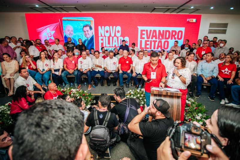 Ao lado de Camilo e Elmano - Presidente da Alece, Evandro Leitão, oficializa filiação ao PT do Ceará