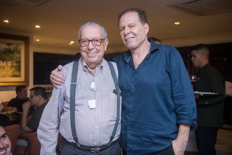 Jingle Bells - Júlio Ventura abre as portas de seu alinhado endereço e reúne amigos e familiares em confraternização de Natal