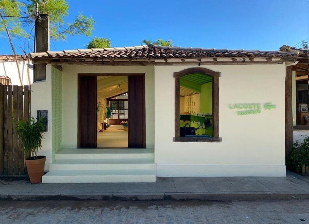 Lacoste abre pop up em Trancoso e apresenta experiências que traduzem o lifestyle do verão no Brasil