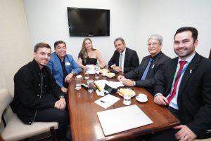 Senadora Augusta Brito, Governador Elmano de Freitas, empresários Alex e João Ortega, Marcos Yuji Advogado e Barbosa Neto, assessor do líder do Governo na Câmara deputado José Guimarães.