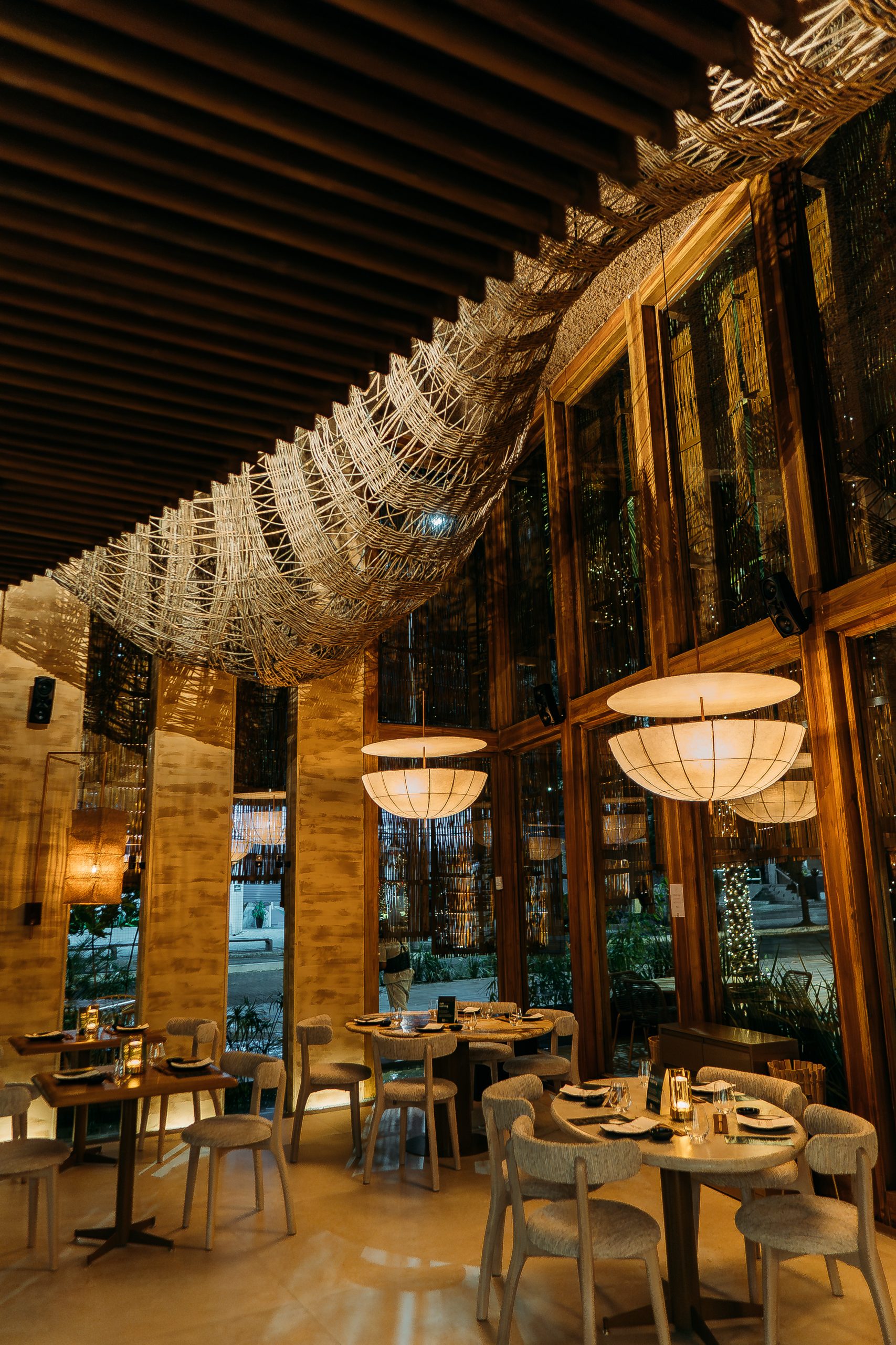 Misaki Restaurante revitaliza ambiente com uma arquitetura contemporânea, orgânica e elegante