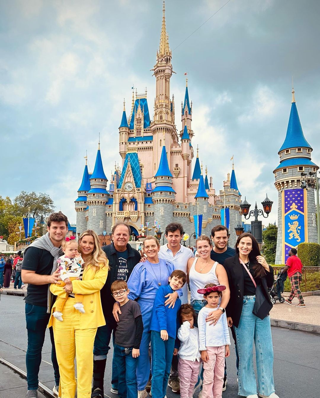 Fernanda Levy e Omar Macêdo passam o Natal com a família em Orlando (EUA)