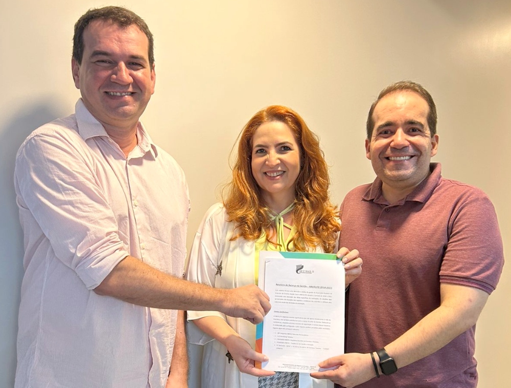 Enid Câmara entrega Relatório de Gestão ao novo presidente da ABEOC Ceará