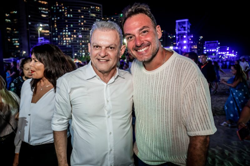 Começou a festa! - Rei Roberto Carlos abre megafesta do Réveillon de Fortaleza 2024 e reúne mais de meio milhão de pessoas na Praia de Iracema