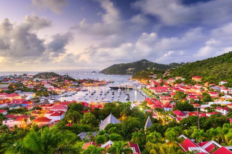 Festa dos bilionários: de quem são os superiates em St. Barths para o Ano Novo