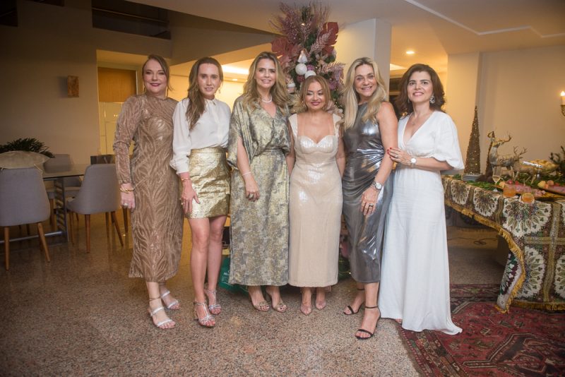 Confraternização - Ana Cristina Camelo reúne amigas em seu alinhado endereço para o tradicional Natal do Abraço