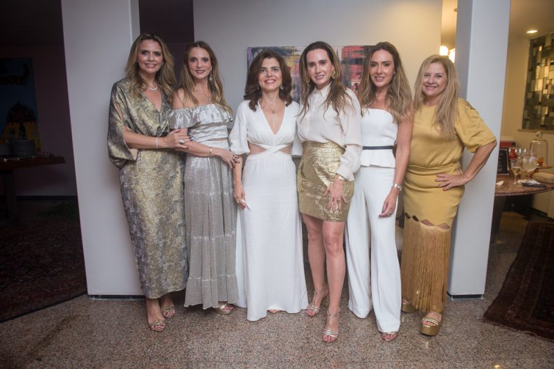 Confraternização - Ana Cristina Camelo reúne amigas em seu alinhado endereço para o tradicional Natal do Abraço