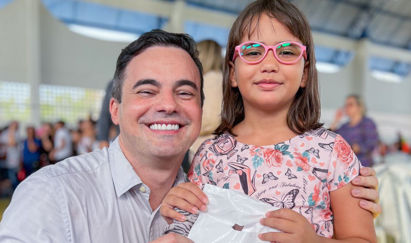 Wagner realiza entrega de óculos gratuitos para cerca de 700 alunos em Maracanaú