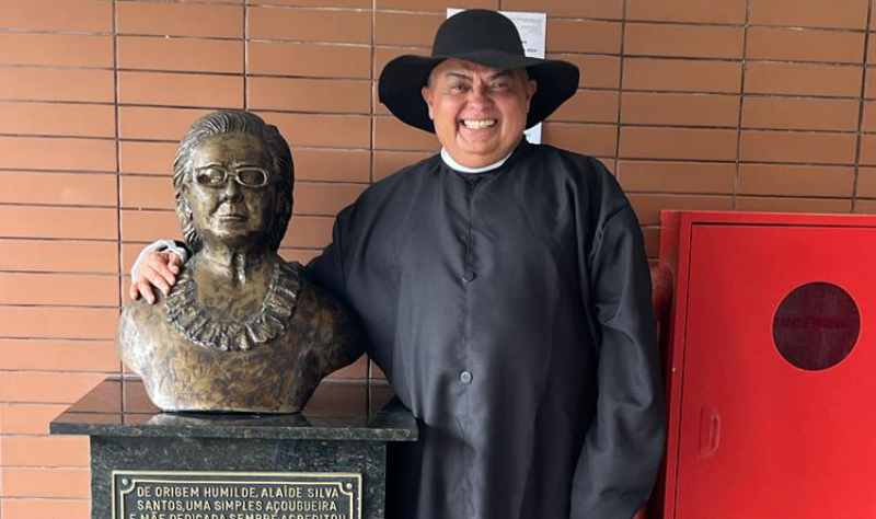 Teodoro Silva Santos cumpre promessa aos pés de Padre Cícero em Juazeiro do Norte