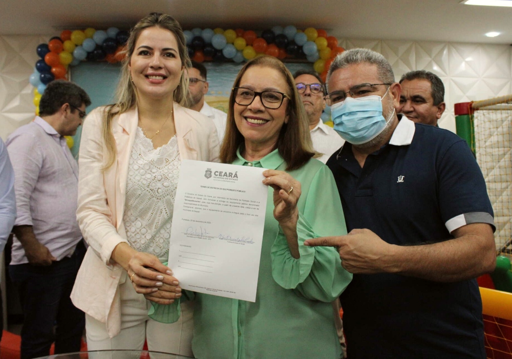 Onélia Santana realiza entrega de 43 kits de brinquedocreches a municípios do CE