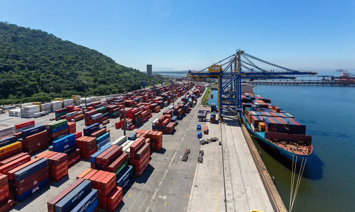 Balança comercial terá queda de exportação e mais importações em 2024, diz AEB
