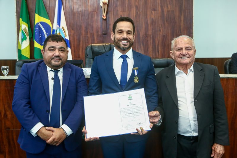 MAIOR COMENDA DE FORTALEZA - Rafael Sá é agraciado com a medalha Boticário Ferreira na CMFor