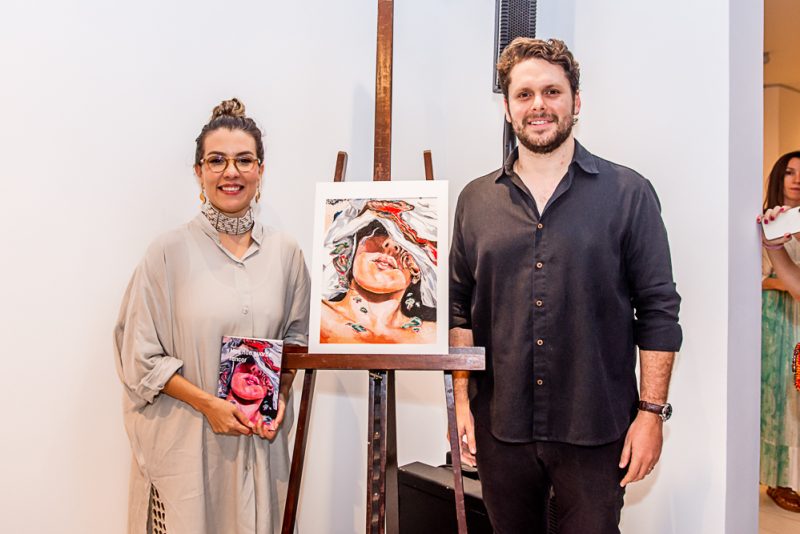 Sessão de autógrafos - Rhaina Ellery comanda lançamento do seu livro “Mas não guardo rancor” na Galeria Multiarte  