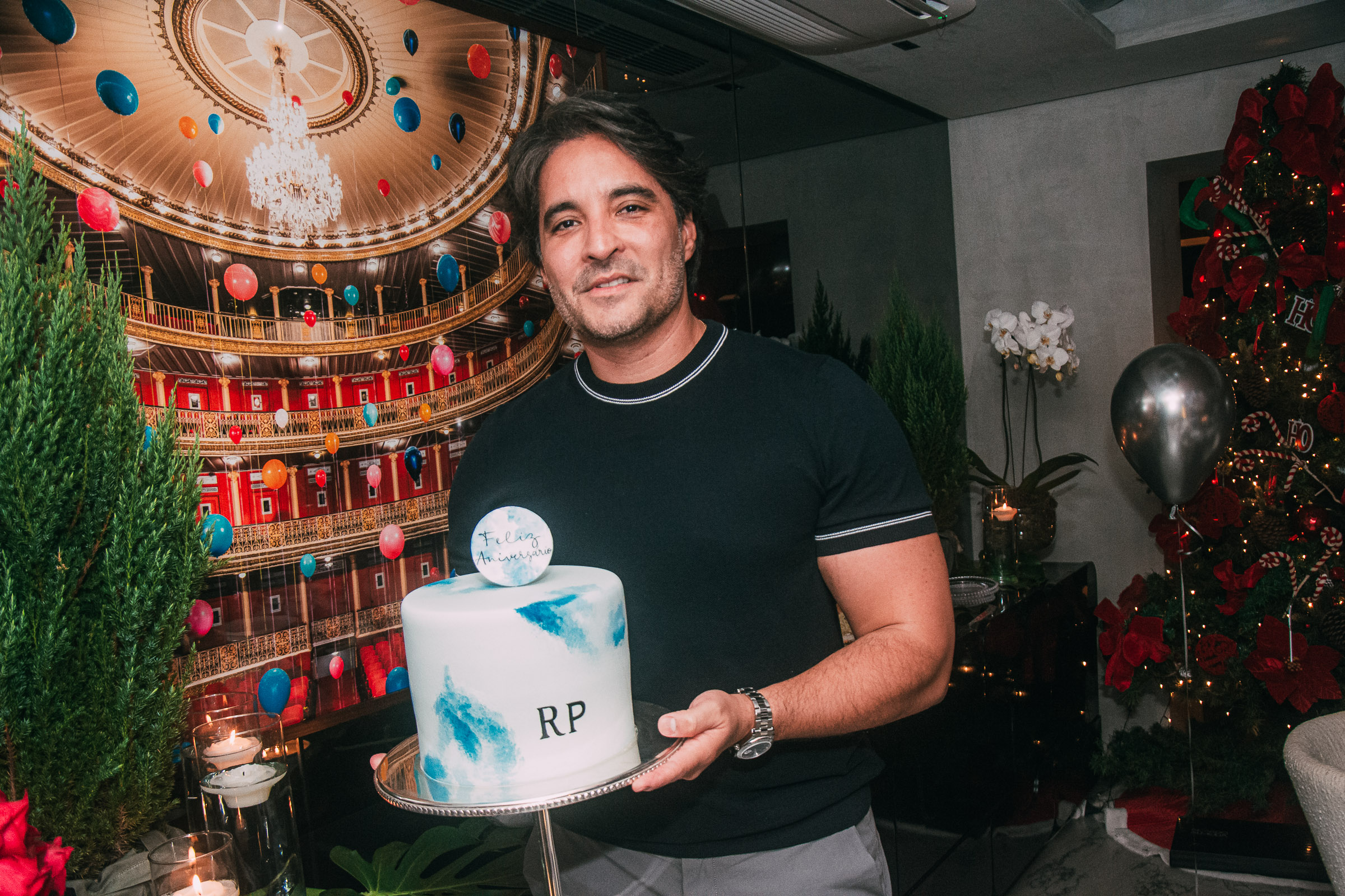 Rodrigo Porto ganha festa de aniversário surpresa no apê de Mariana Da Fonte