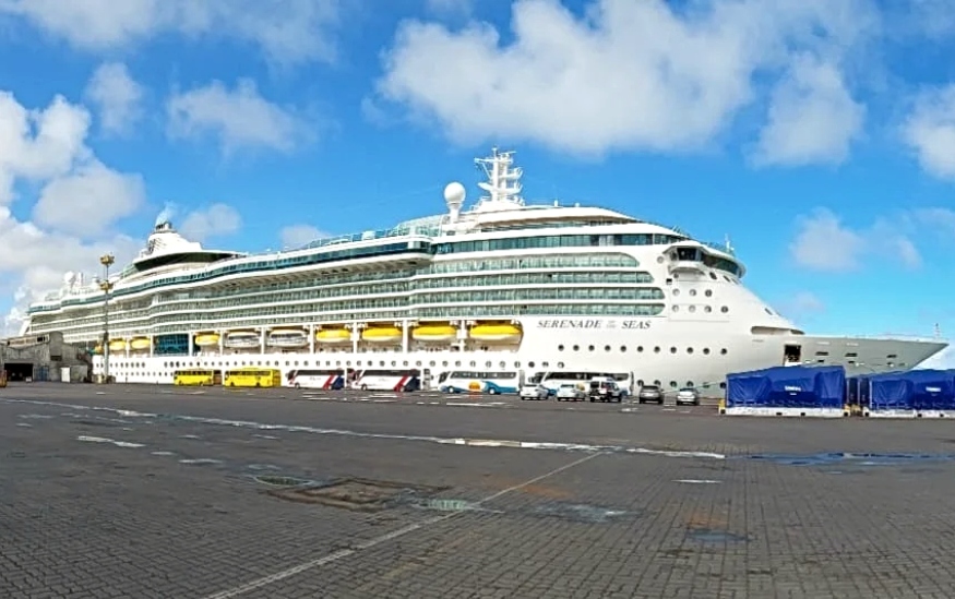 Lúcio Gomes recebe homenagem do capitão do navio Serenade of the Seas