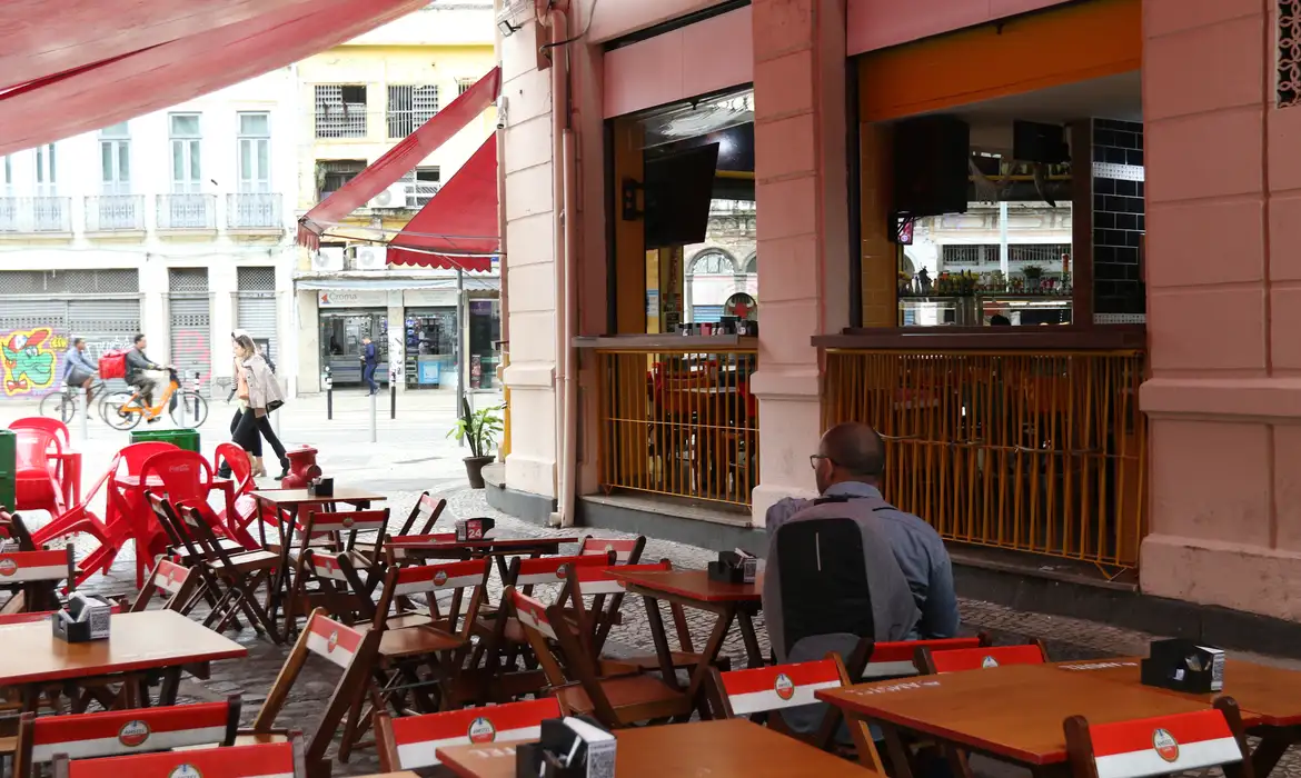 Mais da metade dos bares e restaurantes opera sem lucro em novembro Mais da metade dos bares e restaurantes opera sem lucro em novembro