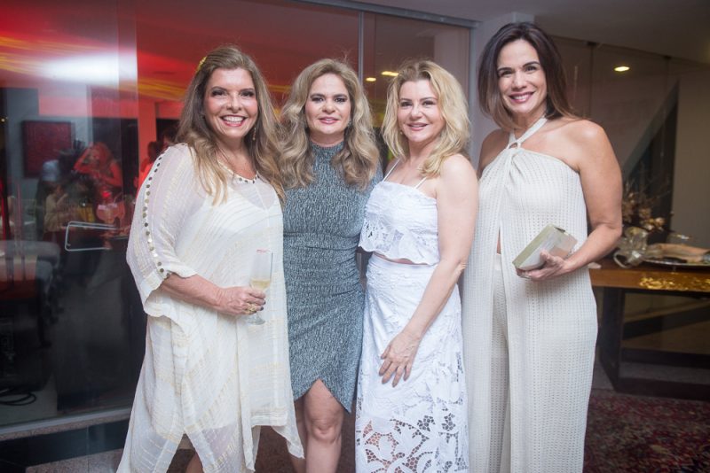 Confraternização - Ana Cristina Camelo reúne amigas em seu alinhado endereço para o tradicional Natal do Abraço