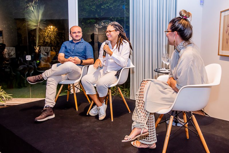 Sessão de autógrafos - Rhaina Ellery comanda lançamento do seu livro “Mas não guardo rancor” na Galeria Multiarte  