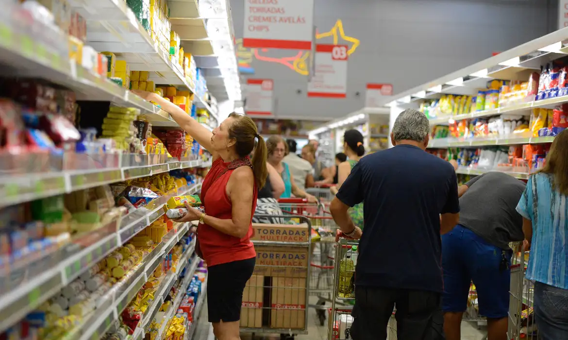 Preço de alimentos e juros contribuíram para frear inflação em 2023