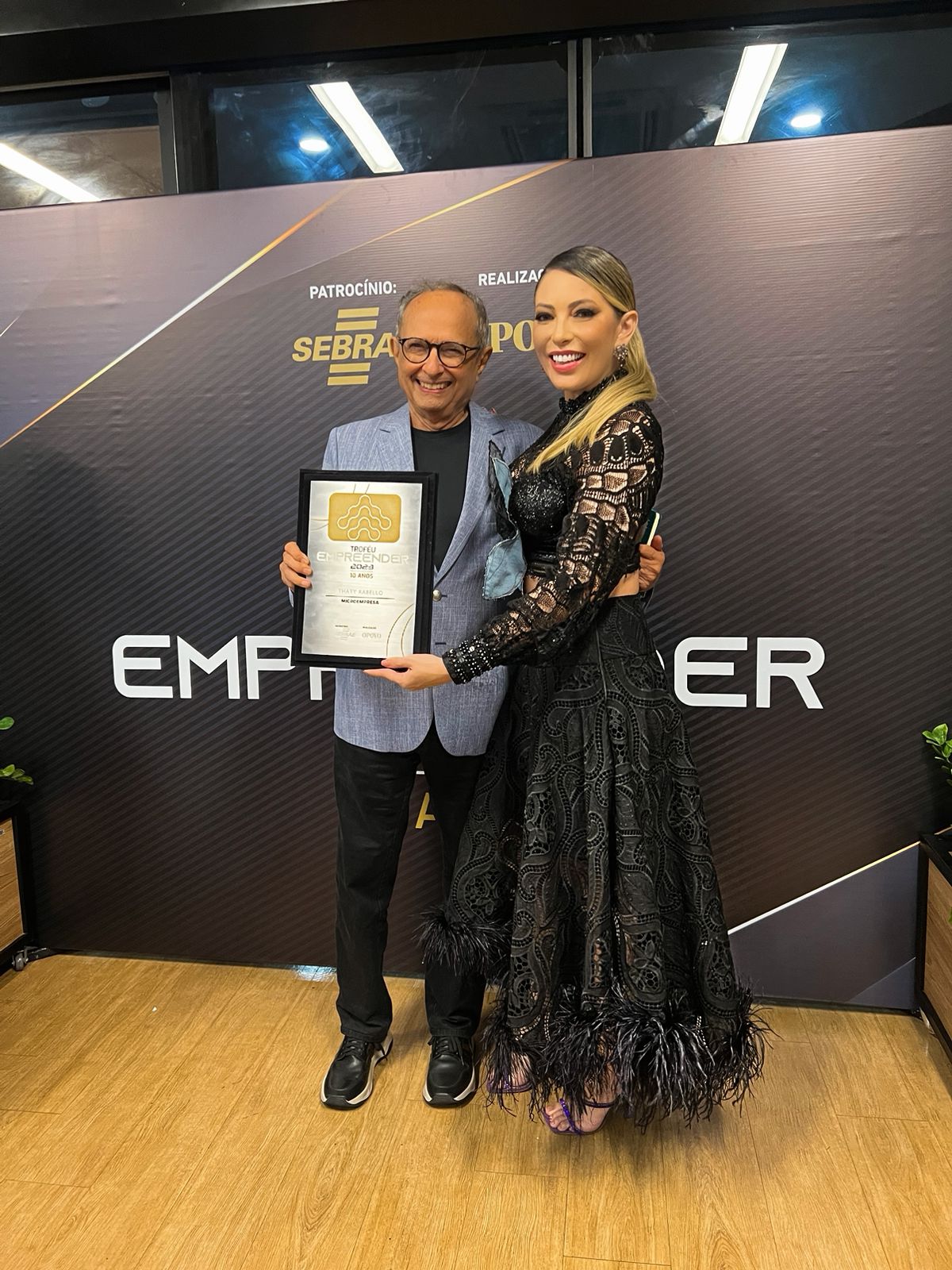 Empresária Thaty Rabello recebe o Troféu Empreender 2023