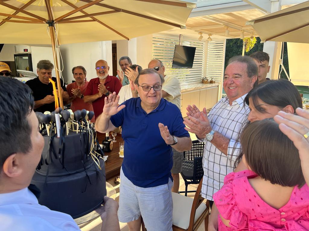 Paulo Baeta celebra chegada das sete décadas com animado churrasco entre amigos, em Brasília