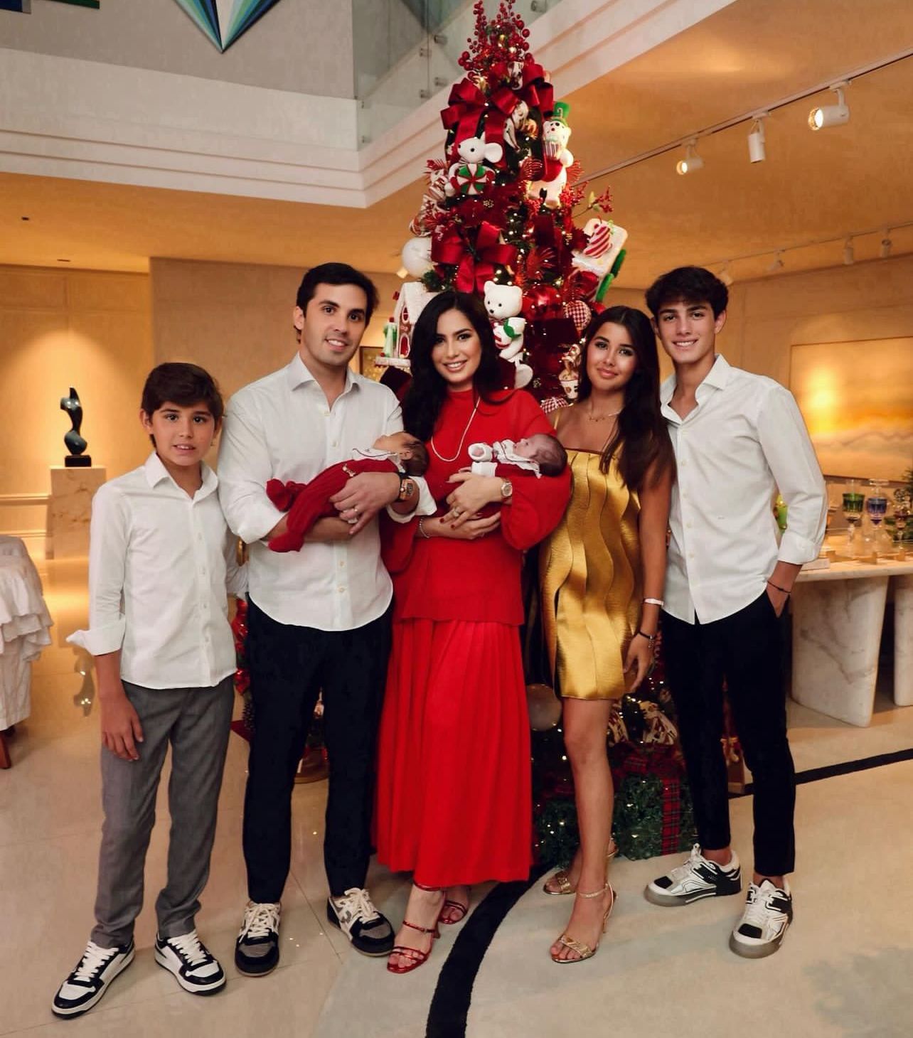 Nicole e Netinho Bayde celebram o Natal radiantes ao lado dos filhos José e Francisco