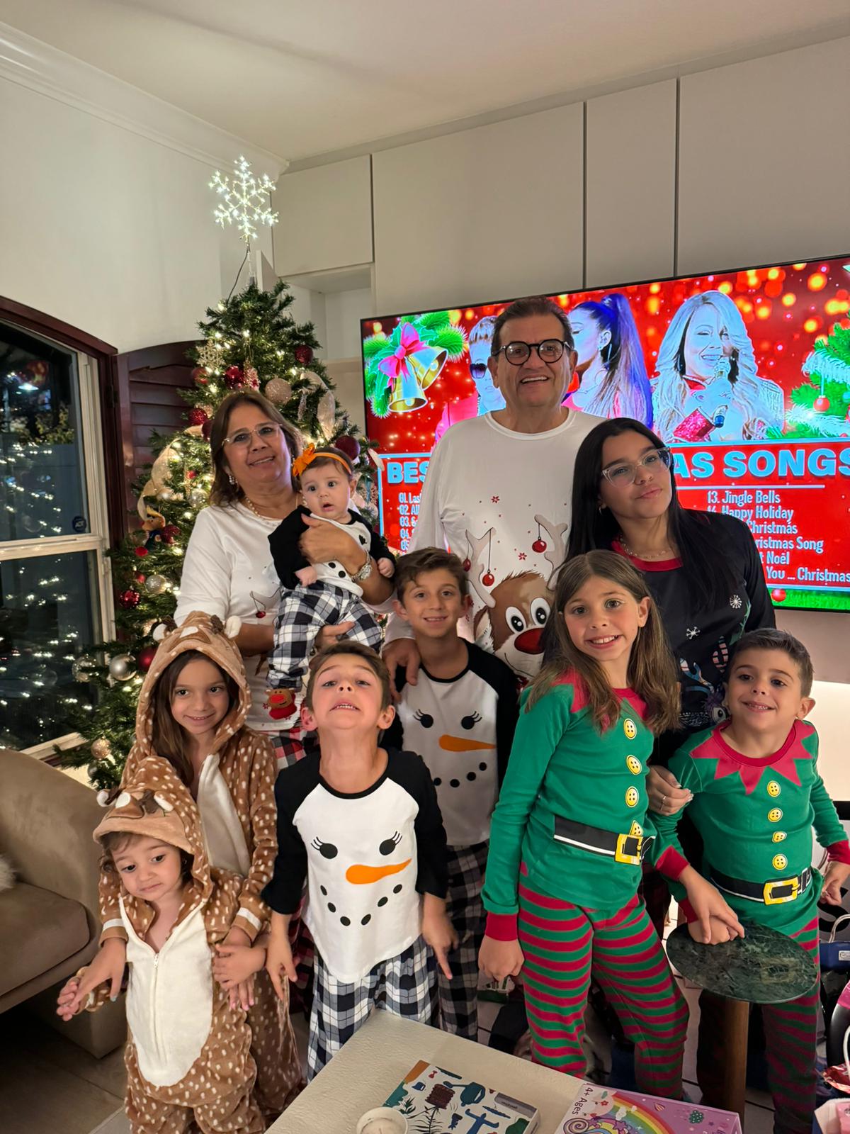 Chico e Suely Kubrusly curtem o Natal ao lado de seus netinhos em Orlando (EUA)