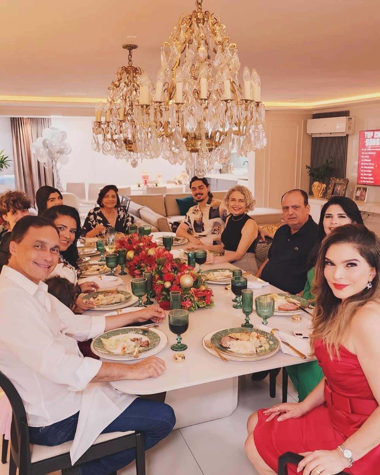 Fabiana Lustosa celebra o Natal reunindo a família em seu alinhado endereço