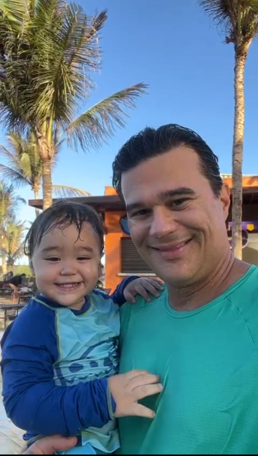 Dr. Davi Pontes aproveita dias de férias em parque aquático do Riviera Beach Place com os filhos