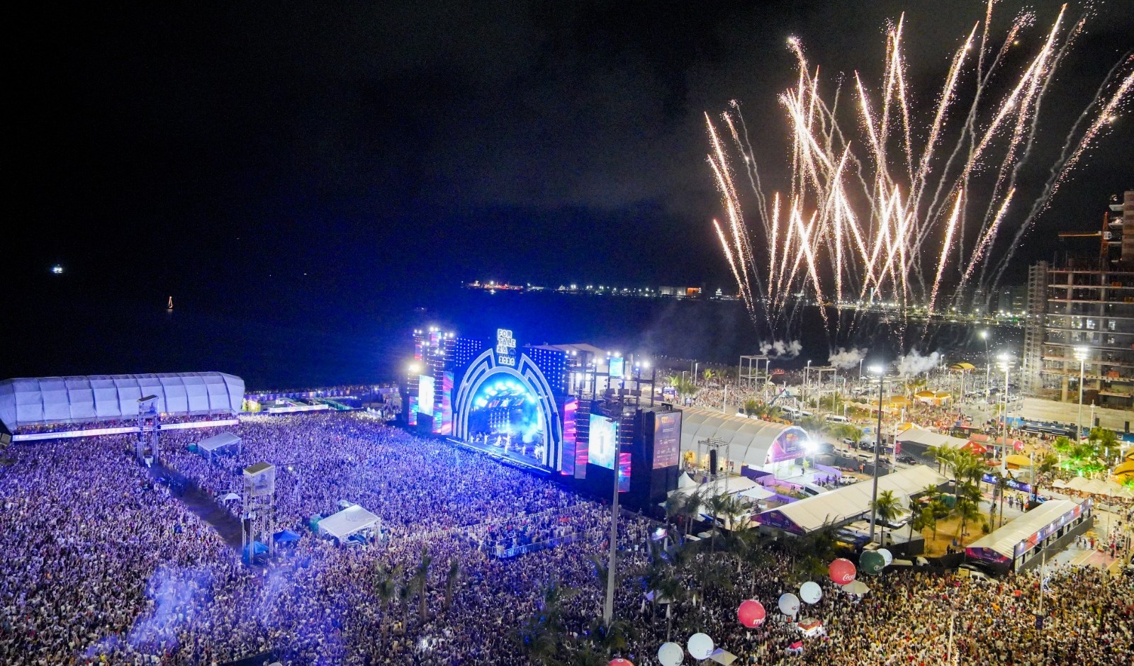 Com 1,2 milhão de pessoas no Aterro da Praia de Iracema, Fortaleza celebra a chegada de 2024