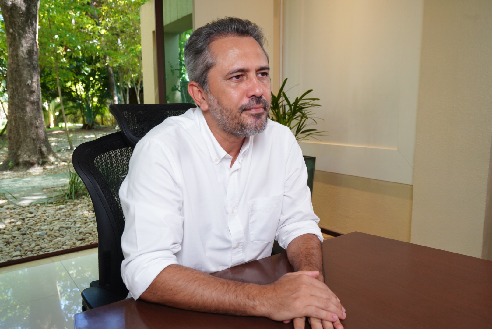 Elmano sente “forte indisposição” e é hospitalizado em Fortaleza