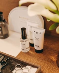 A Marca Balmain Hair Couture Chega No Hotel Les Neiges Barriere Credito Barriere Divulgacao