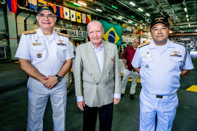 Cerimonial à Bandeira - Navio-Aeródromo Multipropósito Atlântico ancora em Fortaleza e realiza Cerimônia do Pôr do Sol