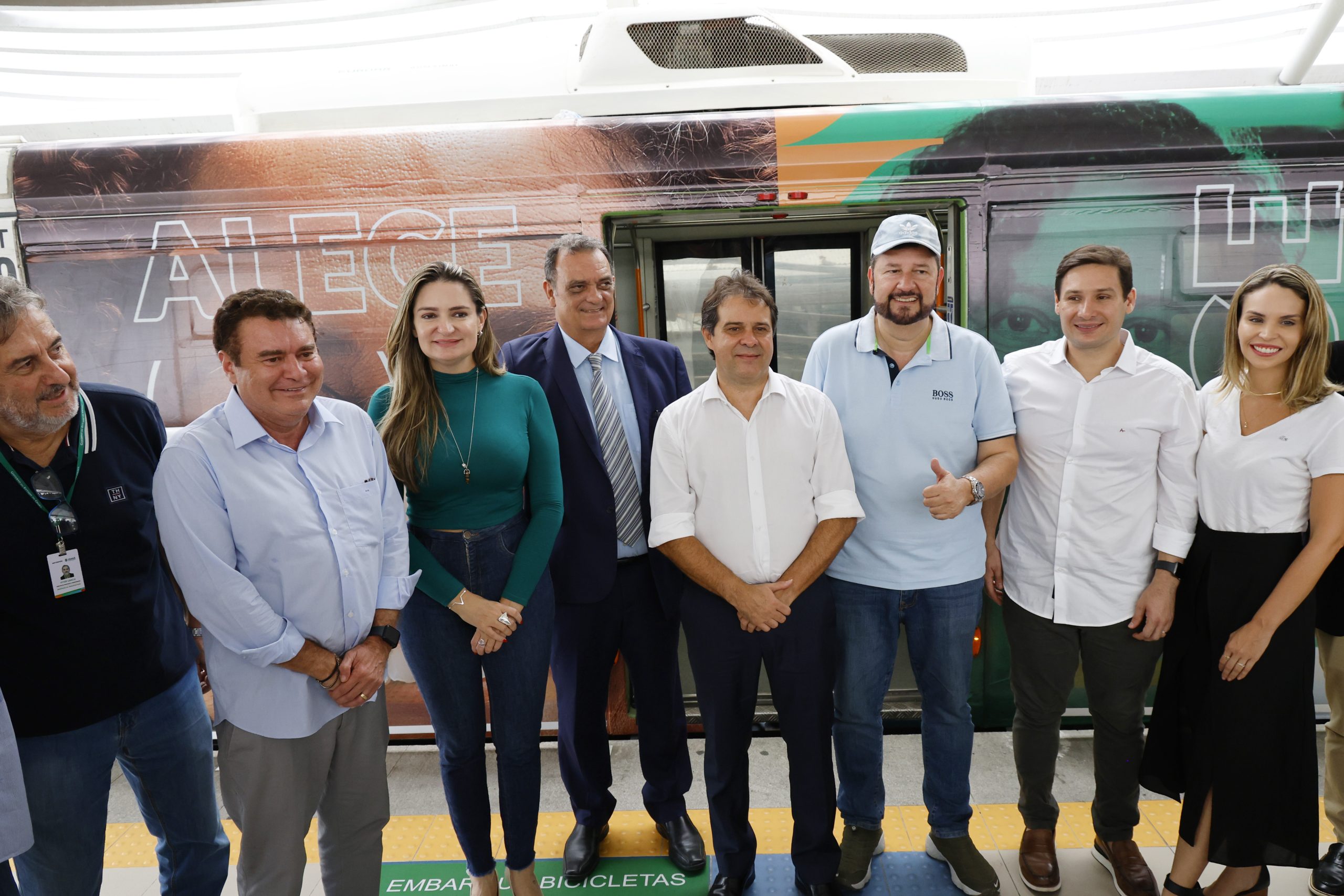 Evandro Leitão, Augusta Brito e deputados embarcam em trem do Metrofor para divulgar campanha institucional da Alece