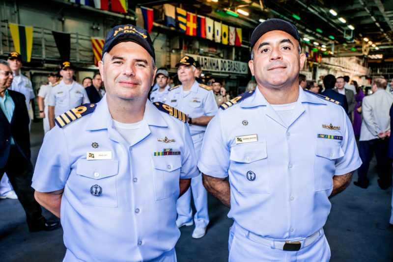 Cerimonial à Bandeira - Navio-Aeródromo Multipropósito Atlântico ancora em Fortaleza e realiza Cerimônia do Pôr do Sol