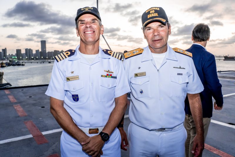 Cerimonial à Bandeira - Navio-Aeródromo Multipropósito Atlântico ancora em Fortaleza e realiza Cerimônia do Pôr do Sol