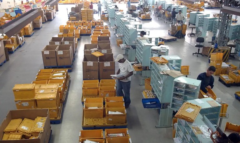 Correios realizam leilão de itens de vestuário, livros e materiais de escritório