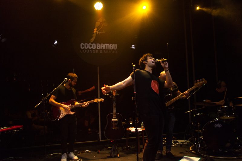 Agito musical - Davi Cartaxo agita público no Coco Bambu Iguatemi com show especial dedicado à banda Coldplay