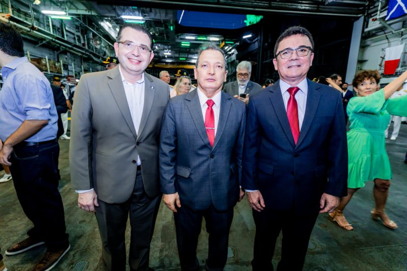 Cerimonial à Bandeira - Navio-Aeródromo Multipropósito Atlântico ancora em Fortaleza e realiza Cerimônia do Pôr do Sol