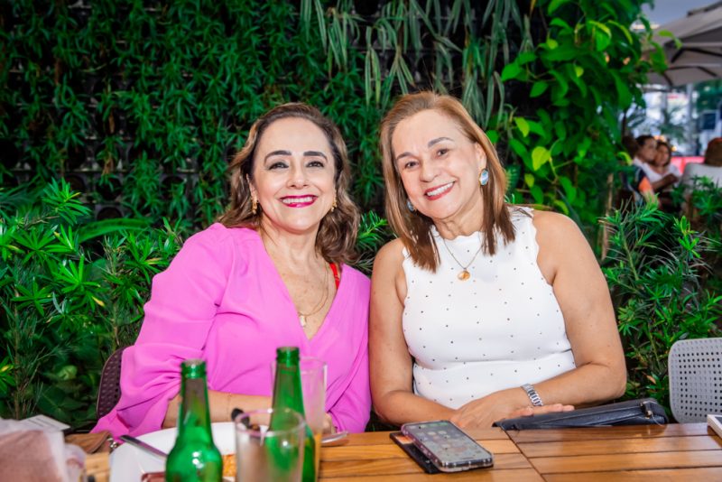 Reencontro das Amigas - Mychele Sampaio reúne turma de amigas na Casa Portuguesa antes de tomar a rota do RJ