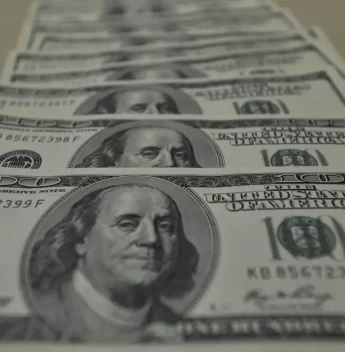 Dólar aproxima-se de R$ 5,20 em dia de tensão no exterior