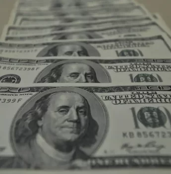 Dólar sobe para R$ 5,71 com piora de ambiente no exterior