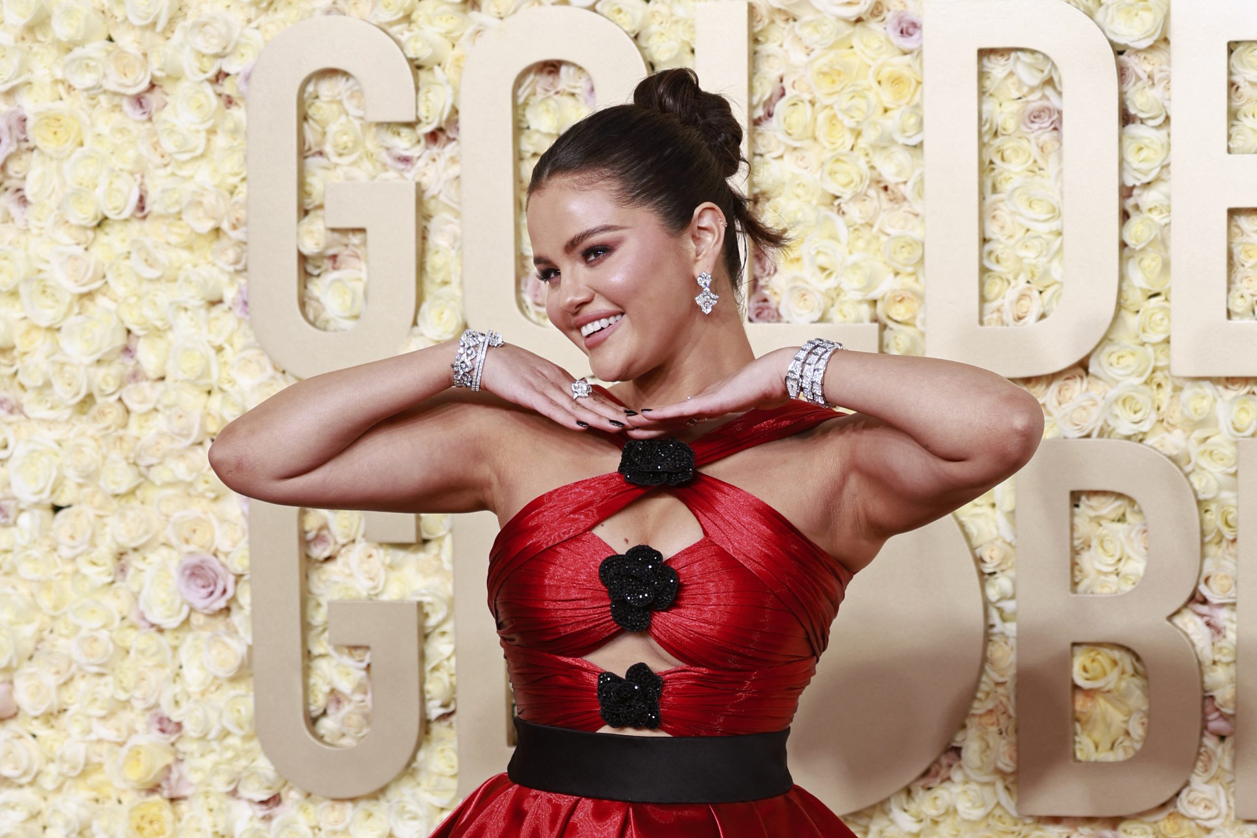 Selena Gomez e outras estrelas brilham de Bulgari no 81º Globo de Ouro